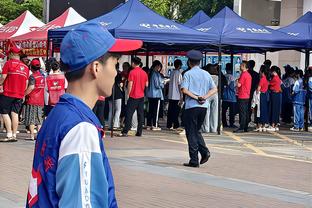 荣耀时刻？曼城众将上台领取最佳俱乐部奖项，五座奖杯同台